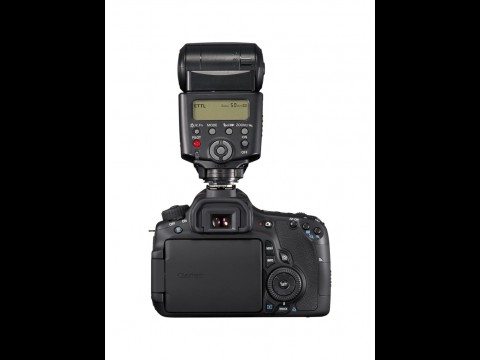 Canon EOS 60D mit aufgesetztem Blitz